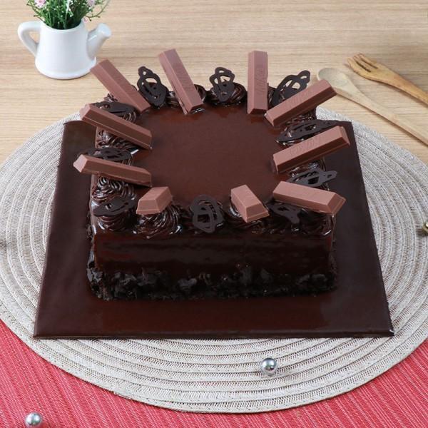 Kitkat Chocolate Crunch Cake
