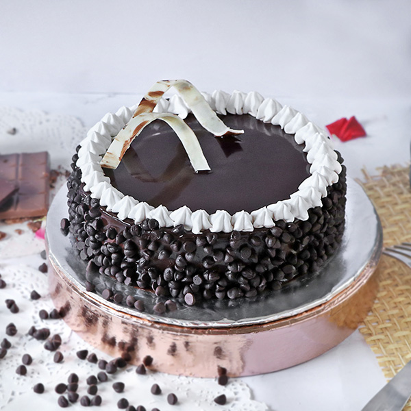 White cream choco chip Truffle cake