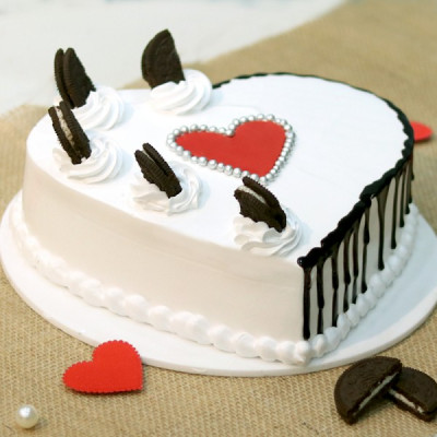Special Oreo heart shape vanilla cake
